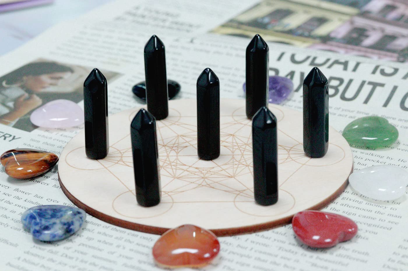Main tenant une obsidienne noire, impression de protection et de concentration.