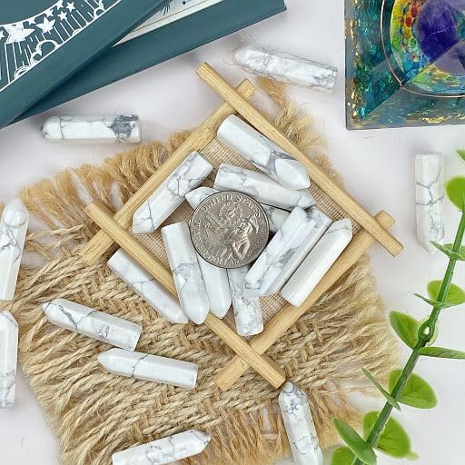 Main tenant des pierres Howlite YATOJUZI pour rituels zen et concentration.