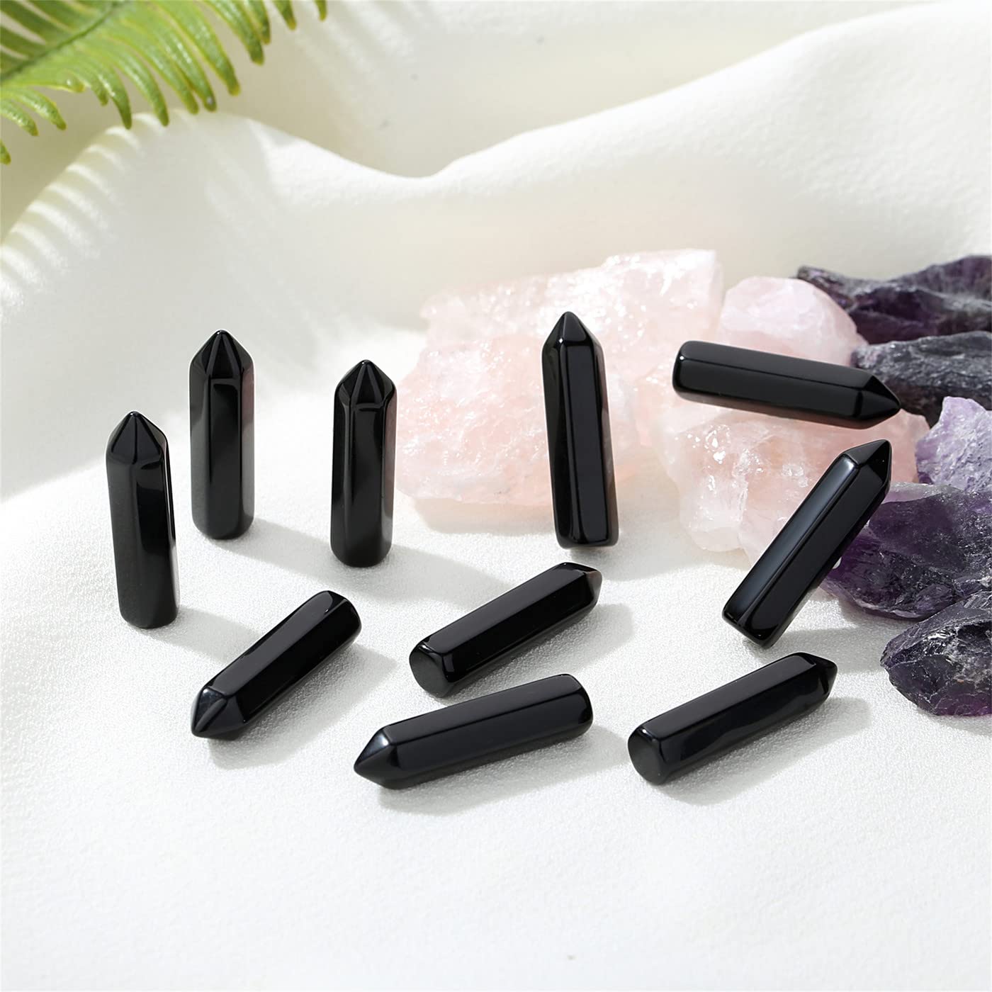 Petit bâton obsidienne hexagonal, texture lisse et polish.
