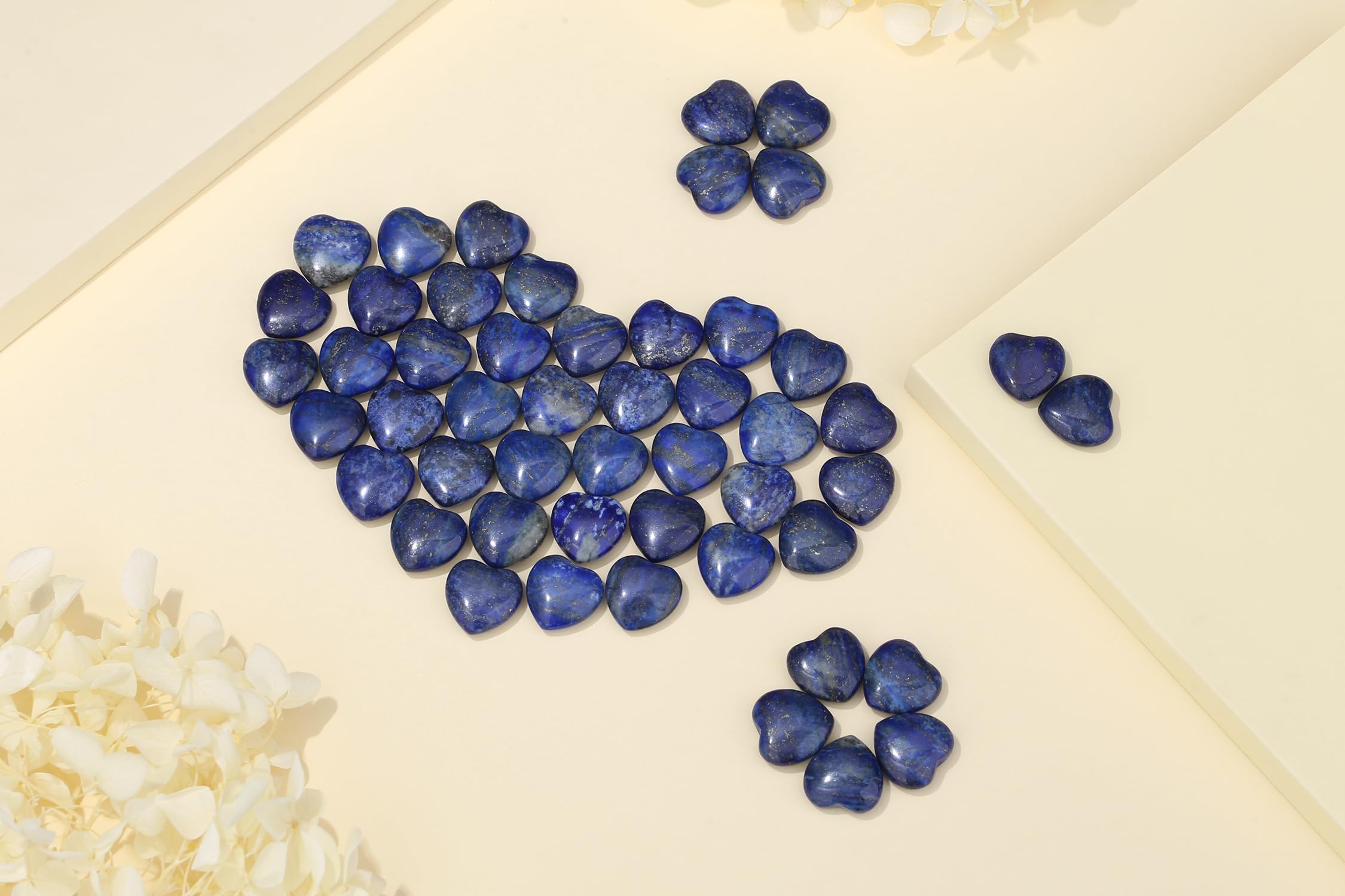 Pierres cœur lapis-lazuli poli YATOJUZI, surfaces lisses et reflets profonds.
