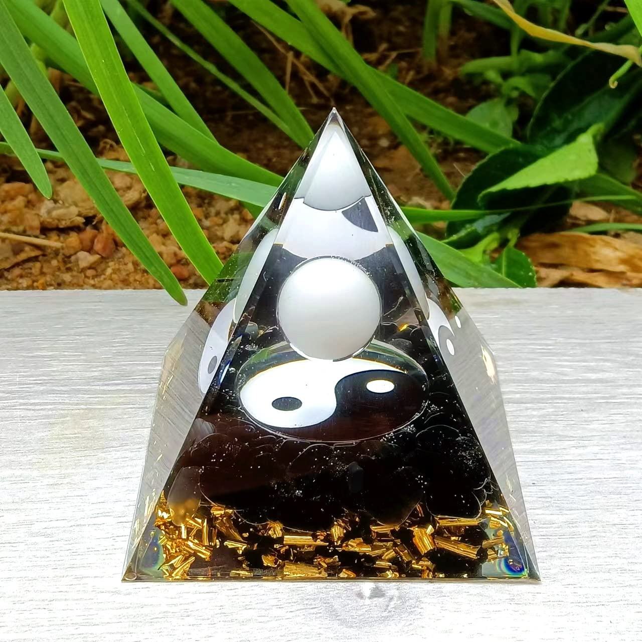 Pyramide orgone d'ycyingcheng émettant une énergie positive en pratique spirituelle