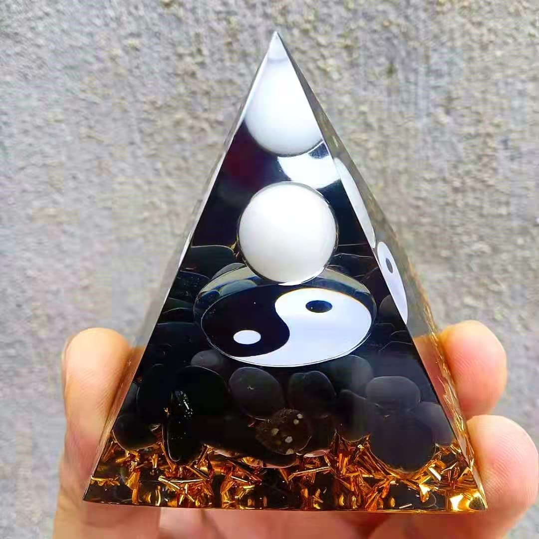 Pyramide pierre de lune d'ycyingcheng, focalisée sur la pierre et idéale pour énergie apaisante