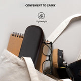 Etui compact noir durable avec intérieur doux et protection anti-rayures.