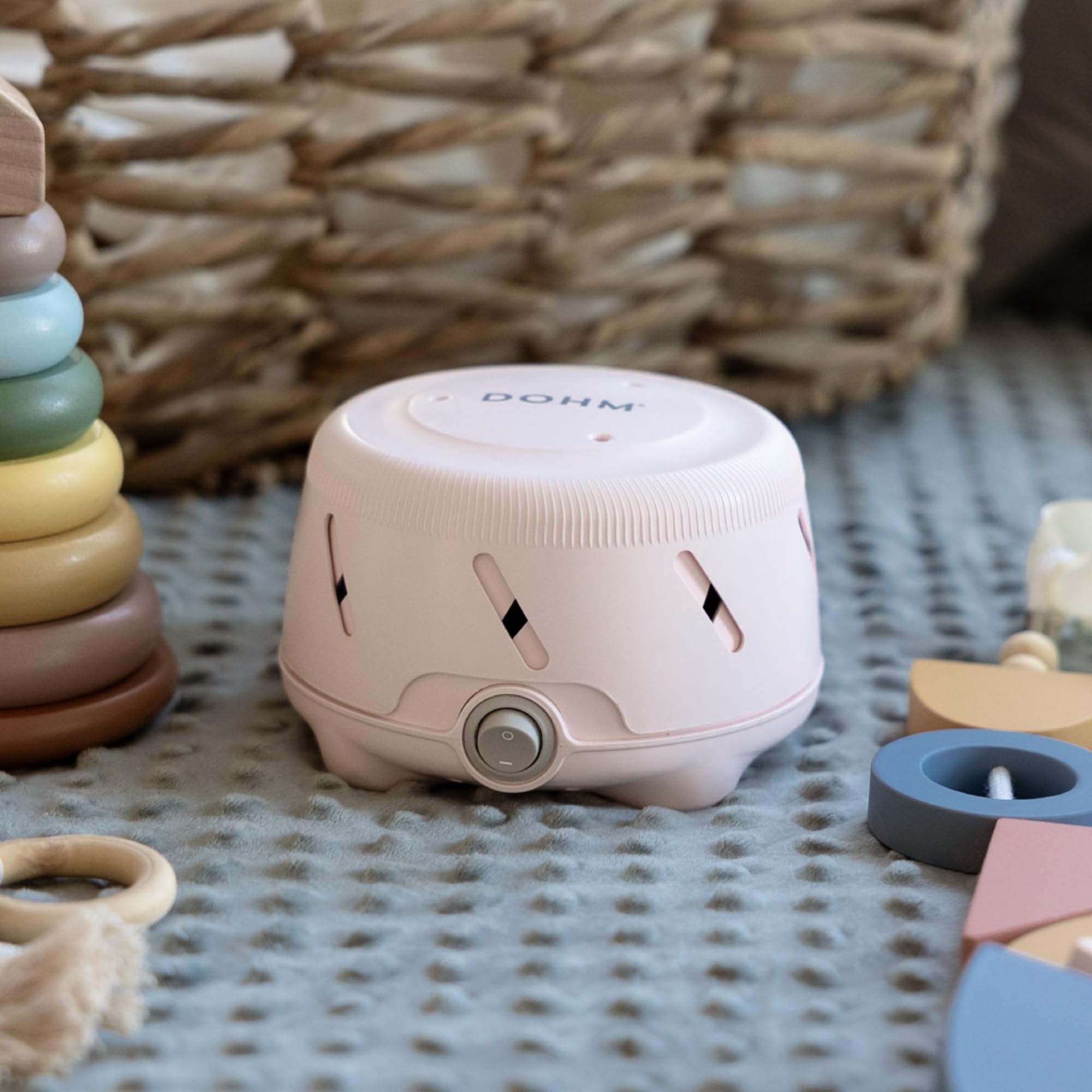 Yogasleep Dohm Uno, version rose idéale pour le coin nuit.