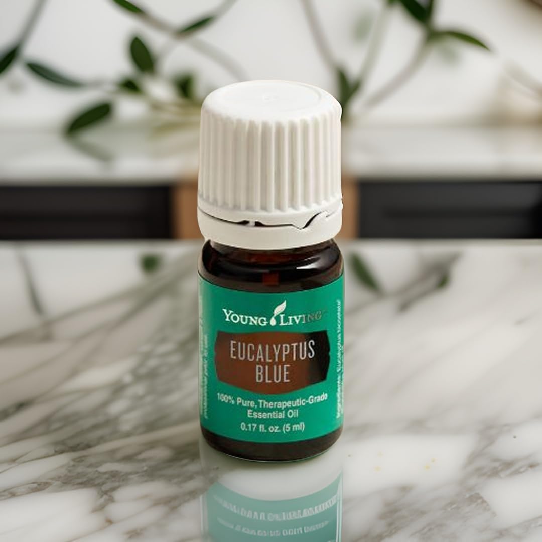 Étiquette du flacon Young Living Eucalyptus Blue sur fond clair.