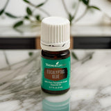 Étiquette du flacon Young Living Eucalyptus Blue sur fond clair.