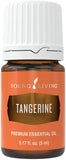Diffusion douce avec mandarine Young Living pour une ambiance joyeuse à la maison.