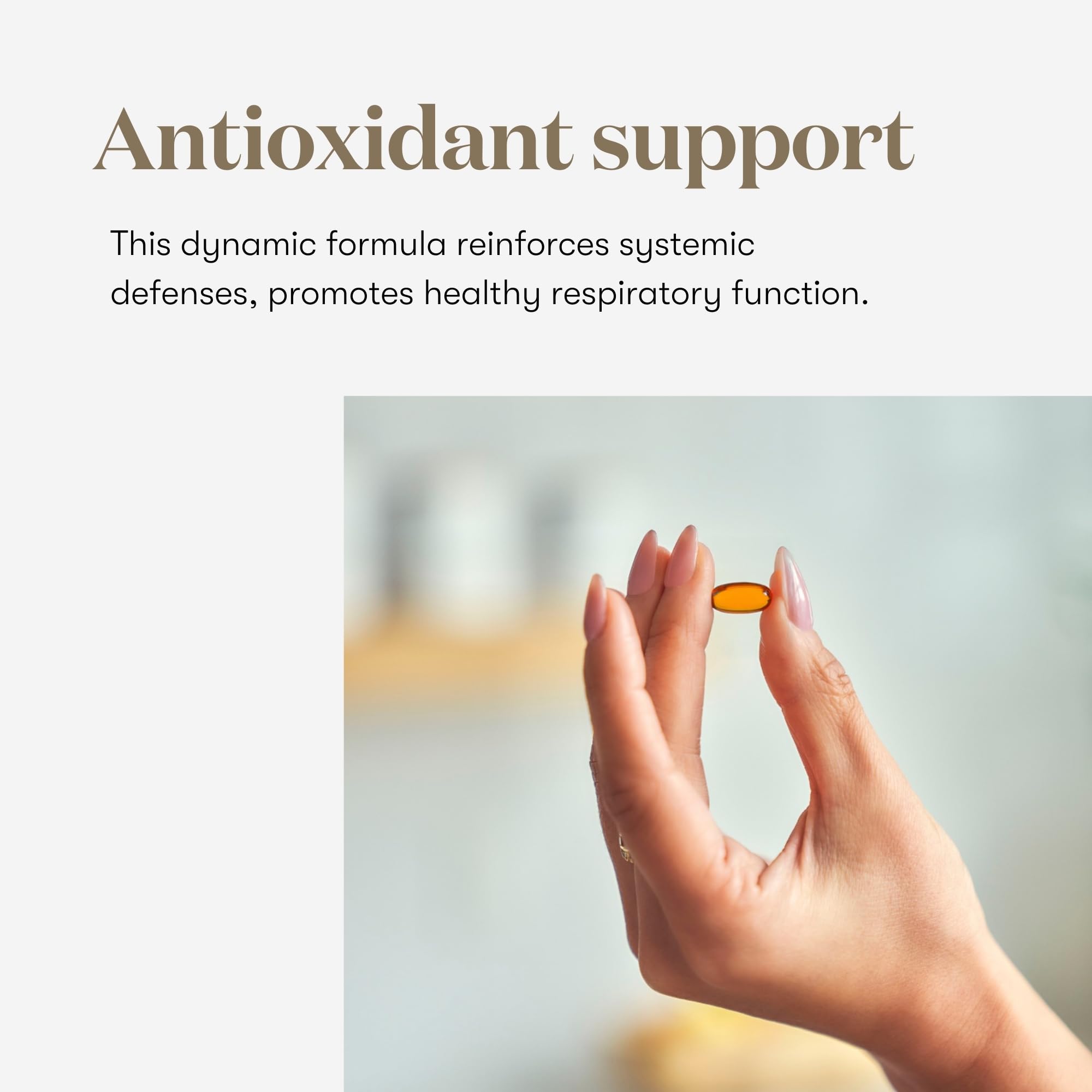 Young Living Inner Defense, gélule dans la main pour usage quotidien.