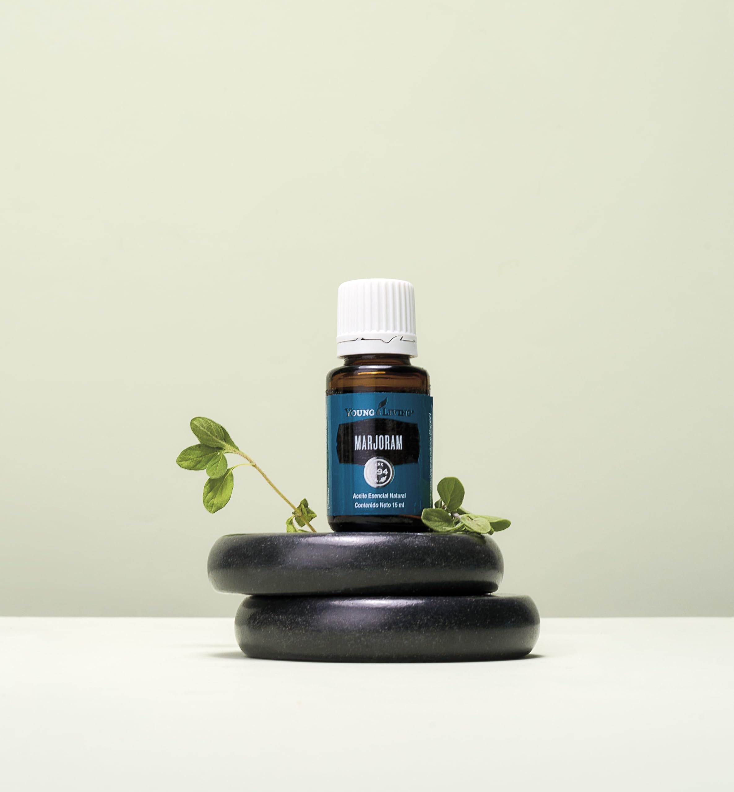 Flacon de 15 ml marjolaine Young Living, pratique et précis.