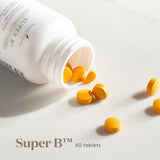 Young Living Super B Tablets, prise dans la main, comprimés faciles à avaler.