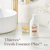 Bouteille compacte Young Living Thieves Fresh Essence idéale en voyage.