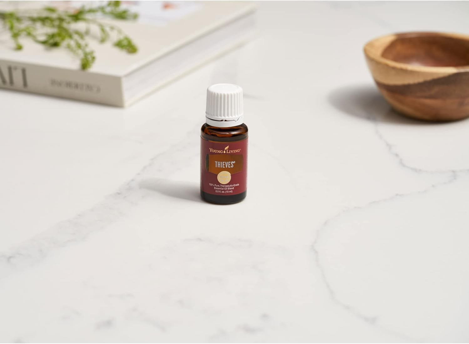 Aromathérapie à domicile avec Thieves, enrichit l'espace de manière naturelle.