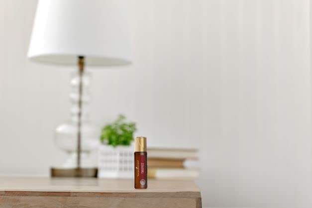 Young Living Thieves Roll-On: format compact pour sac et poche.