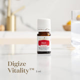 DiGize Vitalité de Young Living gouttes dans l'eau, soutien digestif potentiel.