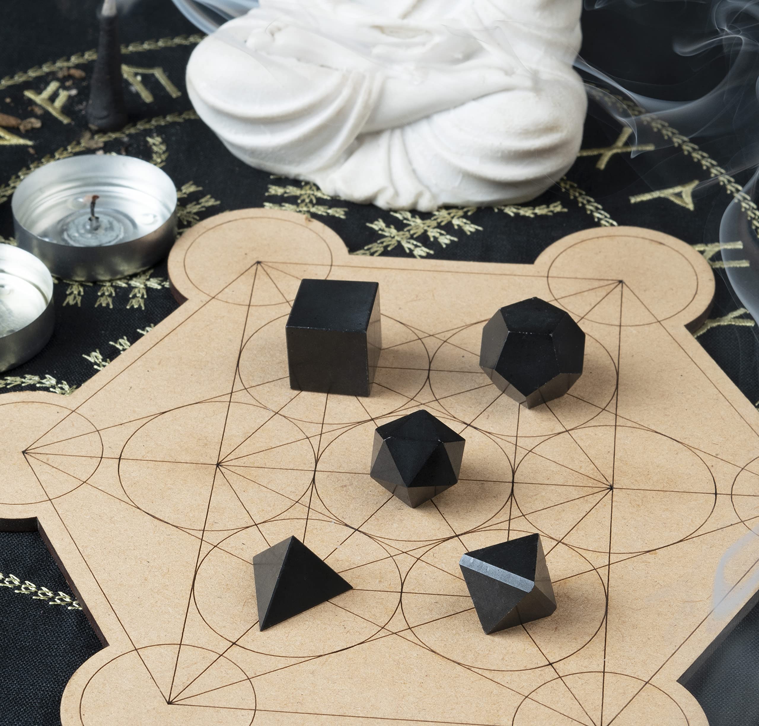 ZAICUS cube en tourmaline noire aide à clarifier l’énergie lors de la pratique.