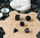 ZAICUS cube en tourmaline noire aide à clarifier l’énergie lors de la pratique.