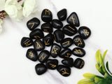 Runes ZAICUS gravées Elder Futhark soutiennent concentration et énergie protectrice.