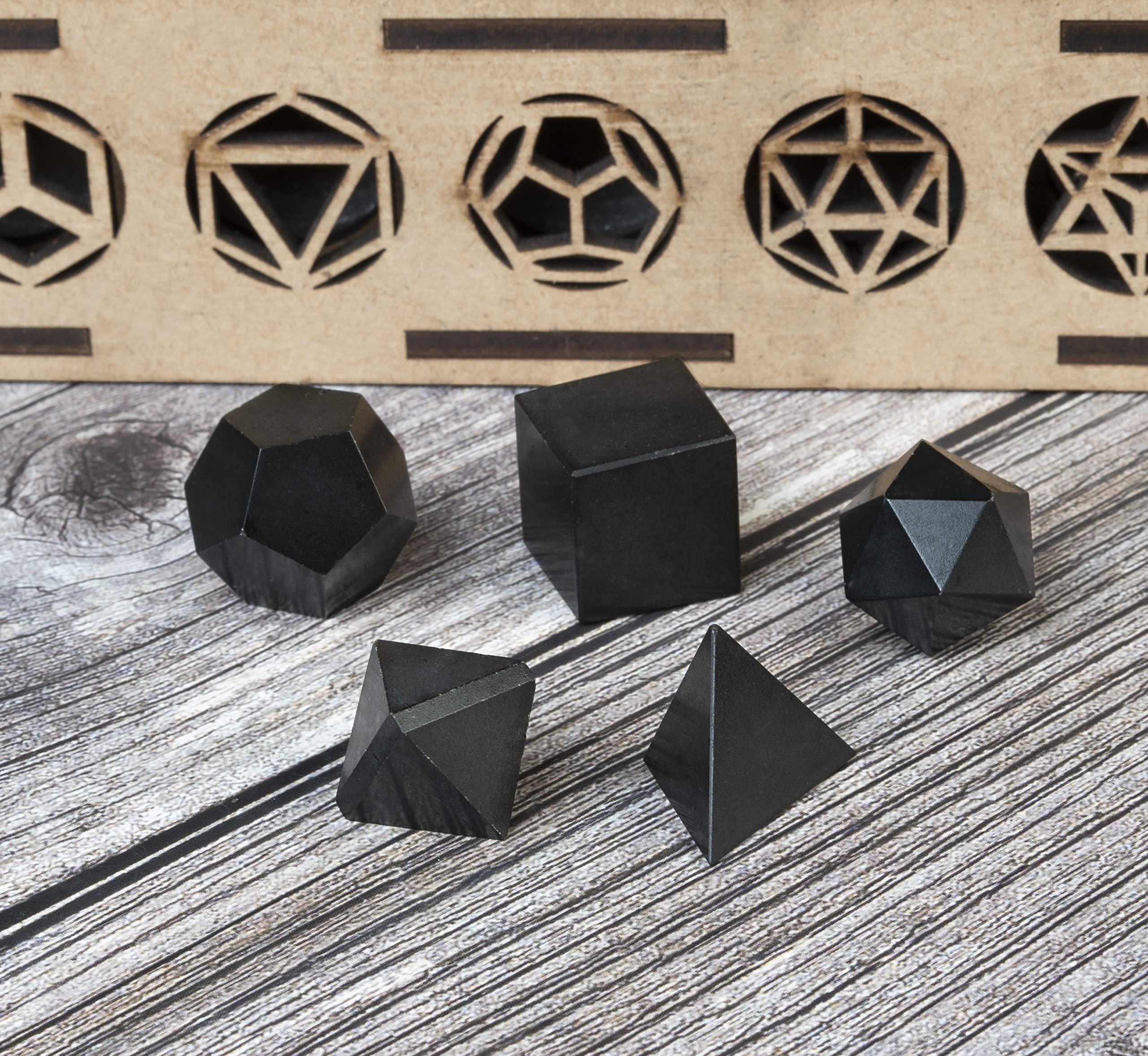 ZAICUS tétraèdre en tourmaline noire favorise concentration pendant les rituels.