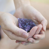ZATNY améthyste cluster, offre une vibration apaisante pour la méditation.