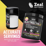 Verre coloré contenant Zeal Electrolyte au goût Lemon Berry rafraîchissant.
