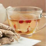 Zen Ginseng infusion-thé-verre: dégustation consciente et énergie naturelle possible.