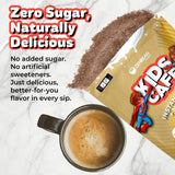 Enfant savourant Zenbean Kids Café Caramel Latte sans sucre ajouté et goût caramel.
