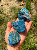Zenkeeper Apatite cabochon poli, parfait pour des créations uniques.