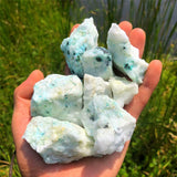 Zenkeeper chrysocolle brut en gros plan, potentiel calmant pour méditation et énergie équilibrante.
