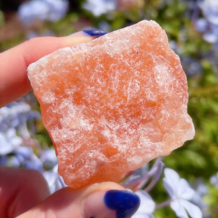 Zenkeeper cristal himalayen orange, lumière douce et air net pour espace serein.