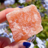 Zenkeeper cristal himalayen orange, lumière douce et air net pour espace serein.