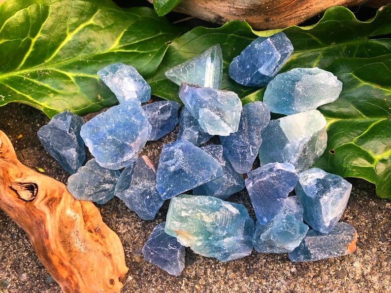 Zenkeeper fluorite bleue brute, pièce unique mettant en valeur les nuances bleues