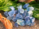 Zenkeeper fluorite bleue brute, pièce unique mettant en valeur les nuances bleues
