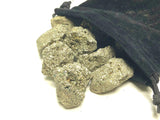 Gros plan sur Zentron pyrite brute, ensemble de pièces variées.
