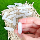 Ensemble de 10 cristaux clair, parfait pour décoration et méditation.