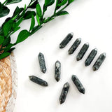 Baguettes en labradorite noire ZHIYUXI tenues en main pour calmer l'esprit.