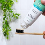 Tube ClayBrite Sensitive Zion Health prêt à l’emploi pour le brossage quotidien.