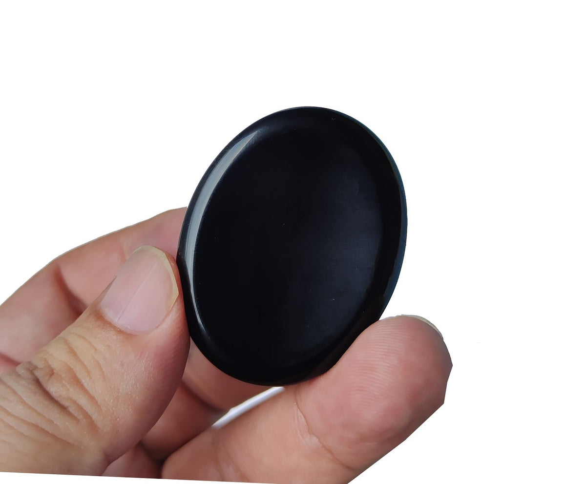 zmgmsmh pierre-obsidienne-noire-ovale en main, détente tactile pendant la méditation.
