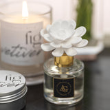 Détail de la fleur porcelaine, touche artisanale zen.