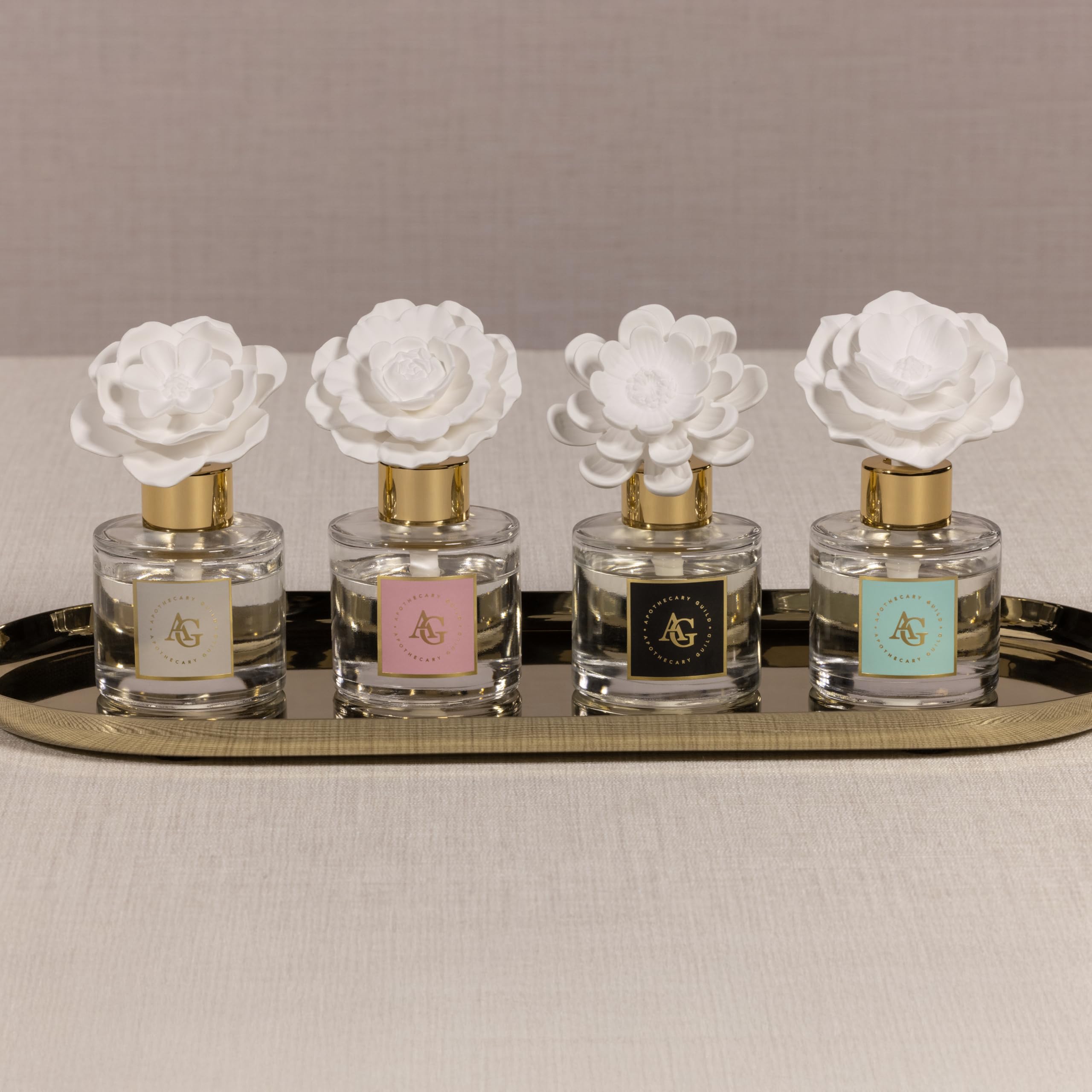 Mise en place du diffuseur sur une table, ambiance chaleureuse.
