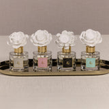 Mise en place du diffuseur sur une table, ambiance chaleureuse.