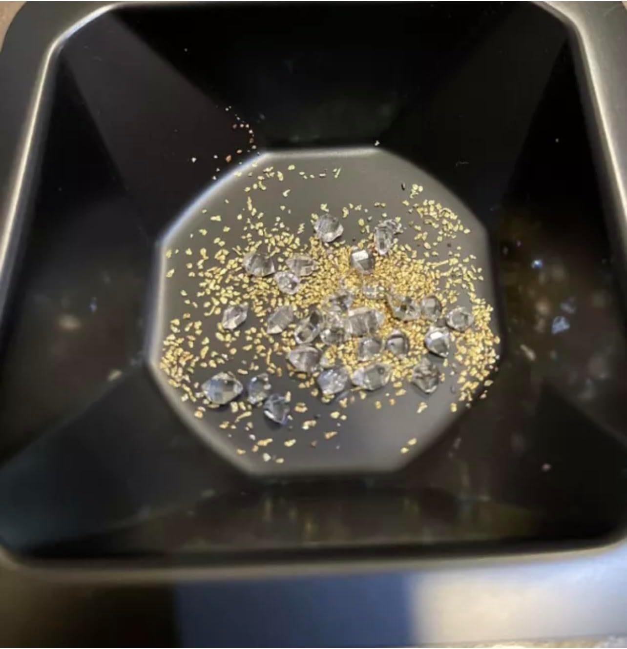 Zurjy paillettes d’or dans terre d’or, concentration élevée